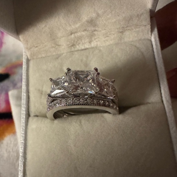 Elegant Silver and Diamond Ring - Picture 4 of 7